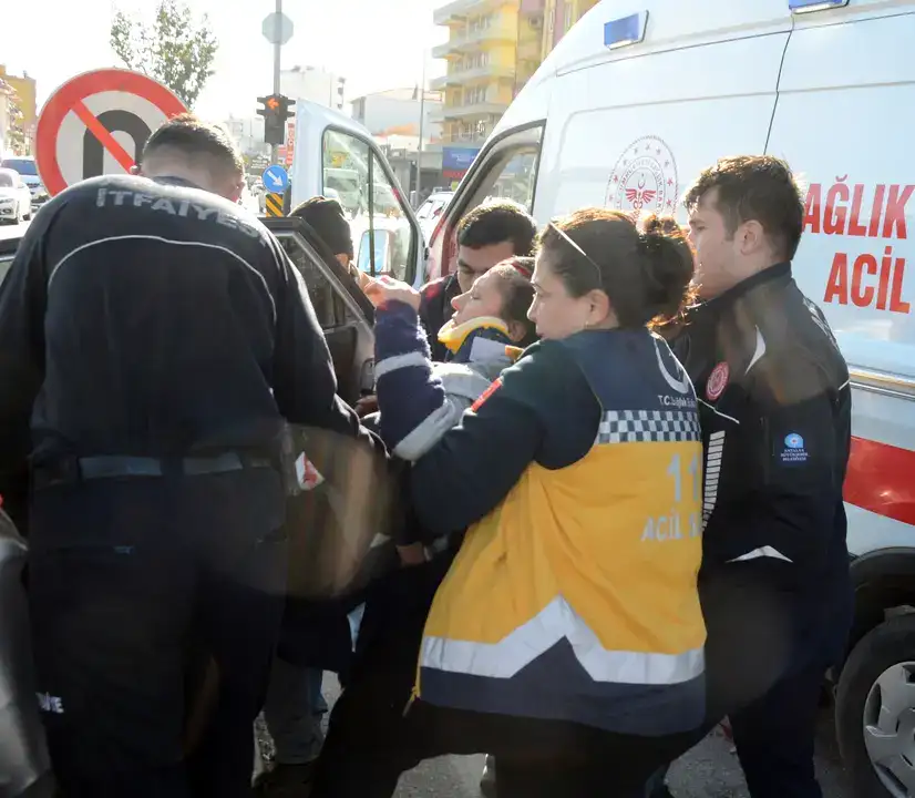 Gedik Kavşağı’nda Şiddetli Çarpışma: Eşi Teselliye Geldi 4